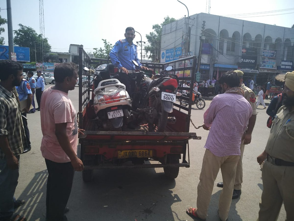 Today on 18-08-2018, Traffic Police Rural Jammu launched a special exercise against non-wearing of crash helmet while driving two wheeler and wrong parking. <a href="/KangriCarrier/">Basant Rath</a> <a href="/JmuKmrPolice/">J&K Police</a>
