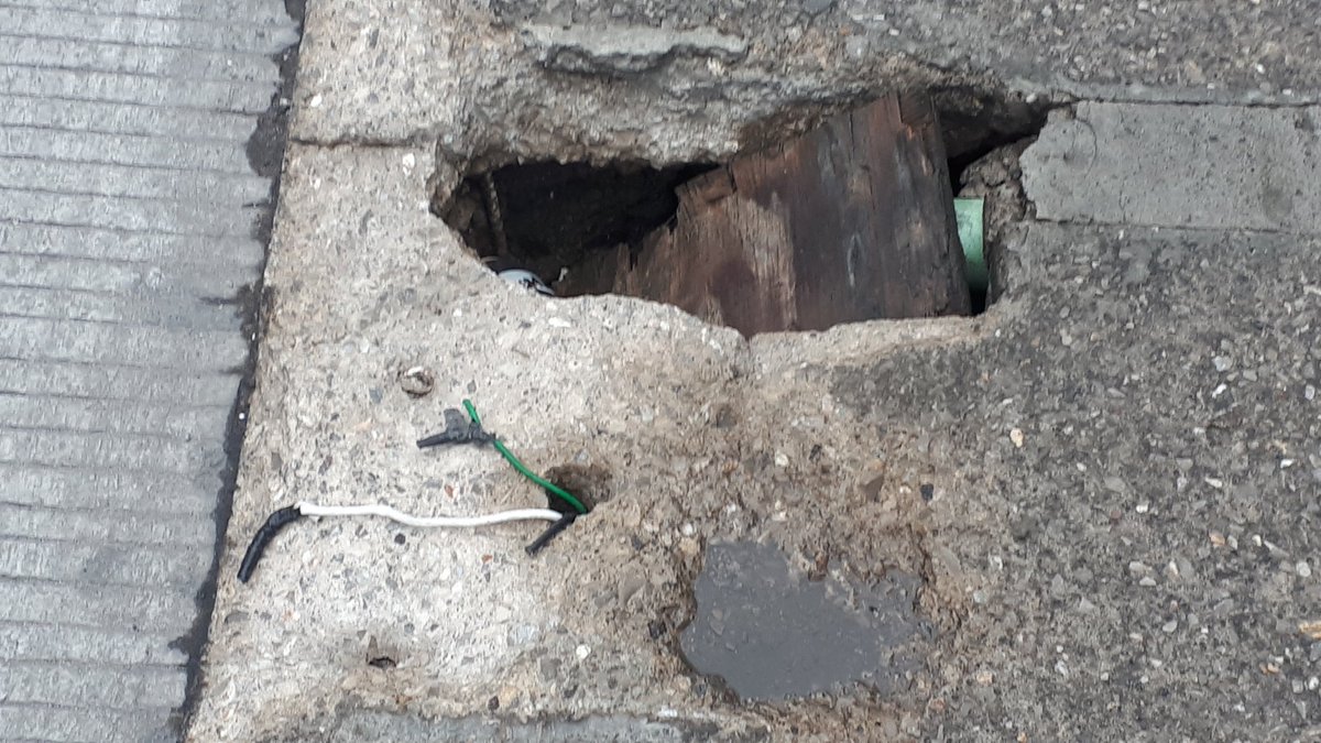 grapesavento's tweet photo. Lago Zurich entte Rio San Joaquin y Andromaco, tapas rotas, baches, postes de luz desaparecidos, cables al aire. Hay derecho? @Ampl_Granada @agucdmx @GobCDMX @amievajoserra @MHcesac @CFE_Contigo @davidrola07 @GustavoGarciaMH https://t.co/sxFjNGFXK5