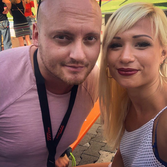 Funny times at Frankfurt Summit 2018 ☺️ Liebe Gr&uuml;&szlig;e vom Sportplatz &hearts;️ K&uuml;sschen gehen raus! Eure Gabi<a href="/tag/actress"class="tags"><span>#actress</span></a><a href="/tag/girl"class="tags"><span>#girl</span></a><a href="/tag/happy"class="tags"><span>#happy</span></a><a href="/tag/blondie"class="tags"><span>#blondie</span></a><a href="/tag/blond"class="tags"><span>#blond</span></a><a href="/tag/sun"class="tags"><span>#sun</span></a><a href="/tag/convention"class="tags"><span>#convention</span></a>