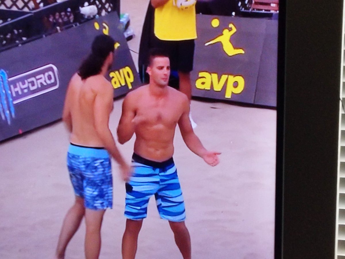 christijaynes's tweet photo. My tiny brother! Of course first match! 2nd Day of the Open let's go #brasil #manhattanopen #athleteswithdegrees #fitfam #family 🥇🏐🤙🤗🇧🇷💥#beachvolleyballcalifornia https://t.co/25ej5ZUkoR