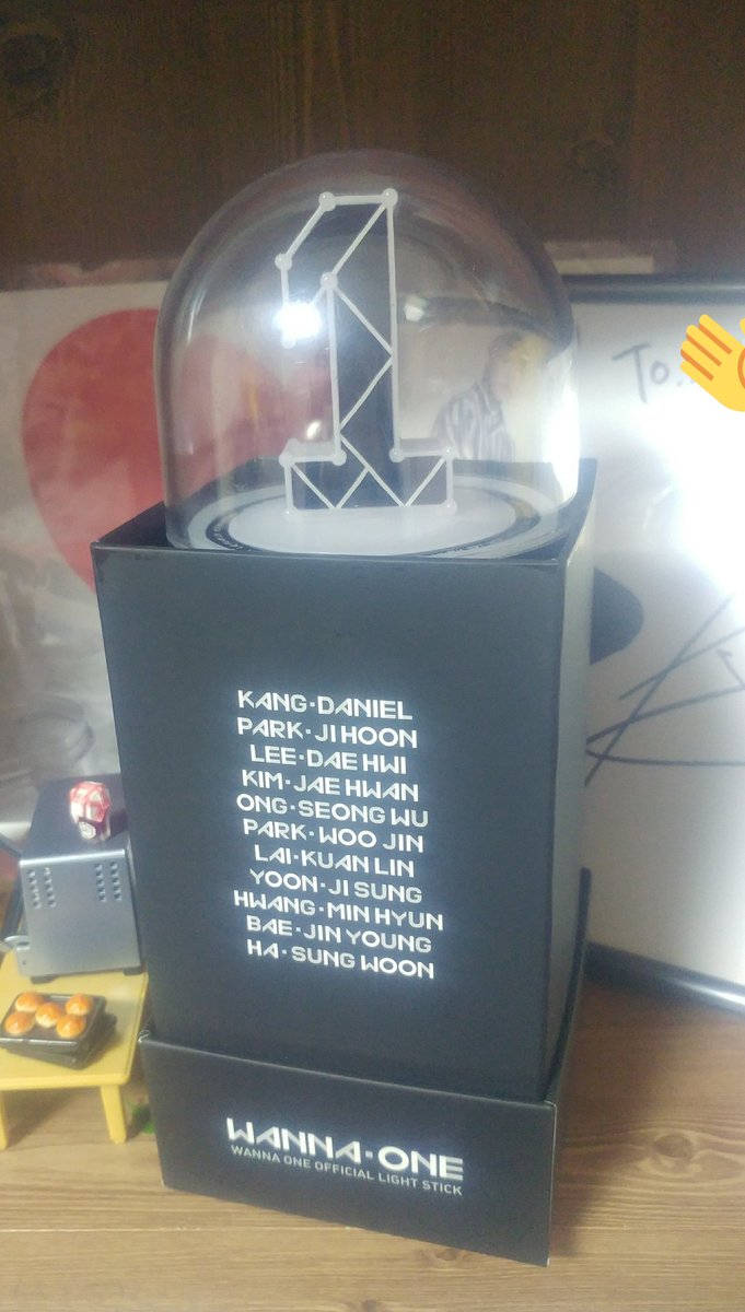 FORSALEFEO2's tweet photo. 너블봉 택포 3.5에 양도합니다@ 배터리 끼다가 하자가 생긴 점 알려드려요ㅠㅠ 사용에는 지장 없으며 나머지 구성도 전부 있습니다~ 쿨거시 덤으로 앨범 드려요😄

#너블봉양도 #너블봉 #워너원 https://t.co/XiMRc0f8NB
