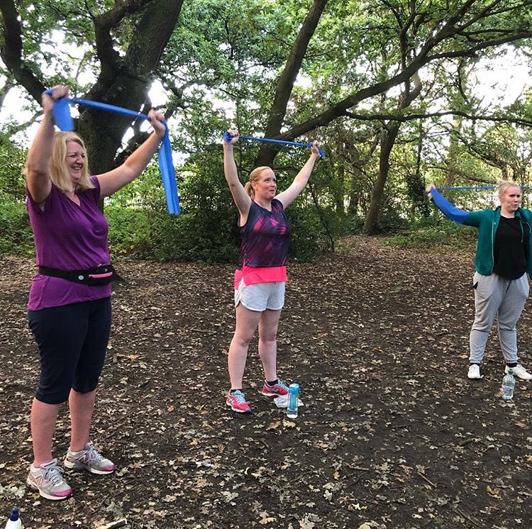 Our #trailfitstars continue improving their upper body strength with the lat pulldown to strengthen their backs 💪🏻🏋🏻‍♀️ #fitness #exercise #outdoorexercise #outdoorfitness #fitforall #bodyconditioning #tooting #tootingcommon #bodyweight #bodyconfidence #strengthconditioning
