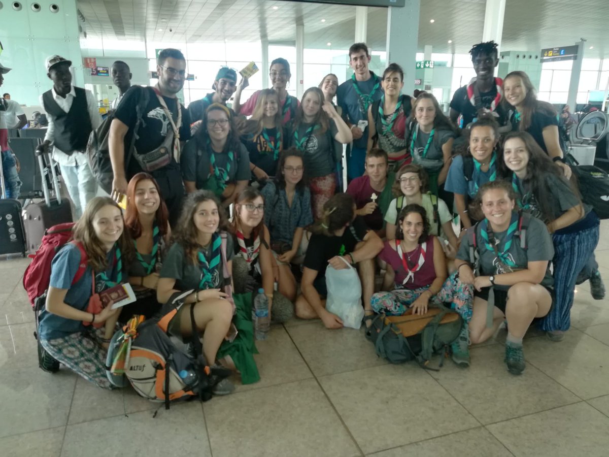 vic_cooperacio's tweet photo. Joves de #AEIGTsunami i AEIGCollformic de Vic, a punt per volar cap a Senegal, on  participaran en un projecte de @vic_cooperacio @vicjove  @aj_vic https://t.co/nRKWyKElWV