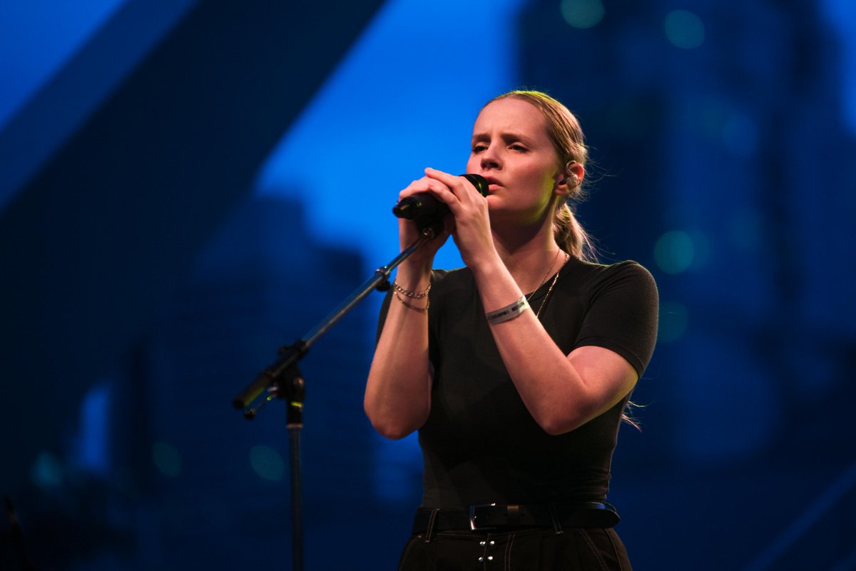 Amid inclement weather and hazy weed smoke, Chronixx and Charlotte Day Wilson brought positive vibes to Toronto's Nathan Phillips Square for Manifesto festival. Our review: exclaim.ca/music/article/…