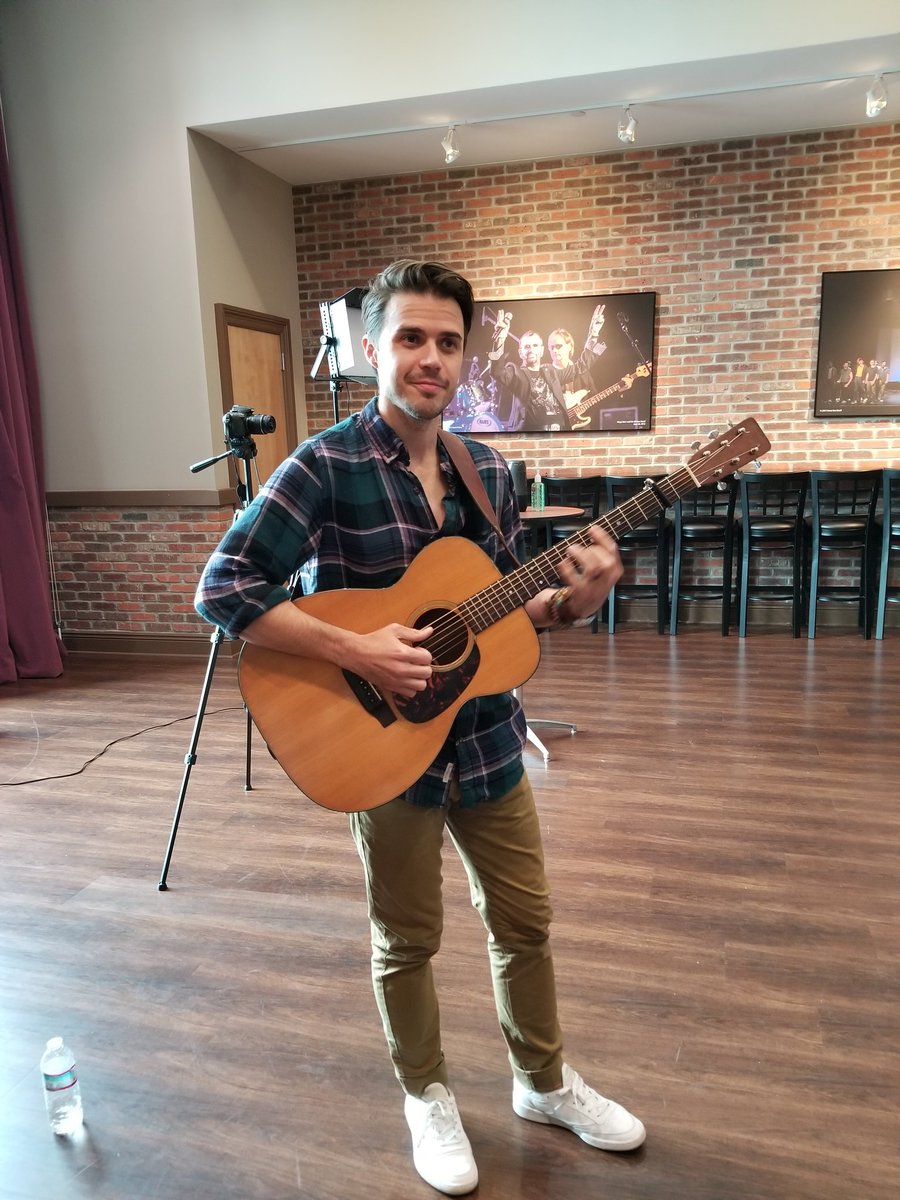 J9DH's tweet photo. .@KrisAllen answered questions for us before his #VIPNation performance .@MayoCenter Oliver's favorite song from #LettingYouIn is #FasterShoes https://t.co/NXyAhUvpV4