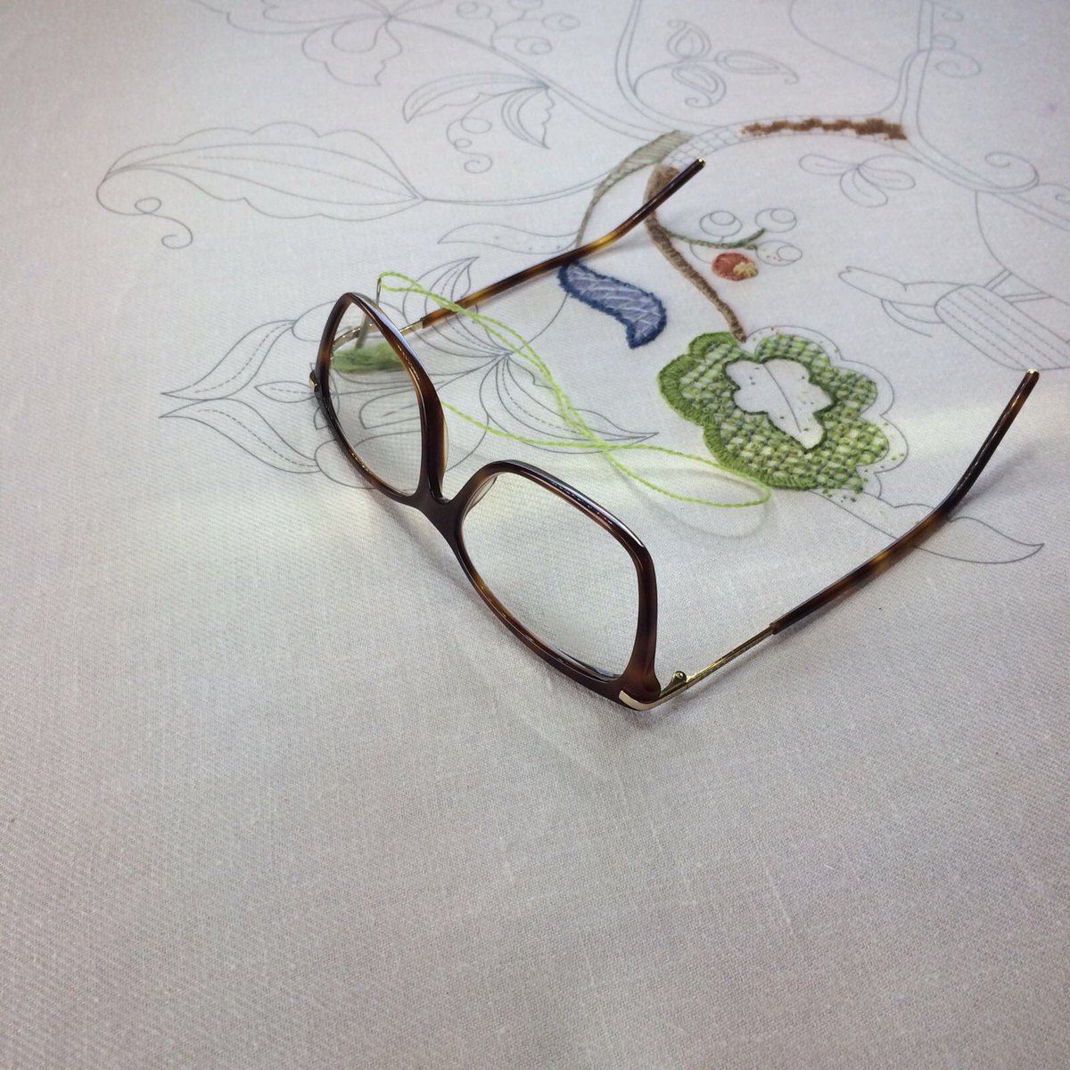 nadinealpine's tweet photo. Beautiful embroidery design by Anna Scott Embroidery from Australia. We love her designs and so do the students. #crewelwork #stumpwork #learnnewstitches #colouredthread #colour #embroidery #embroideryclass #frenchalps https://t.co/GLFPsCK3xI