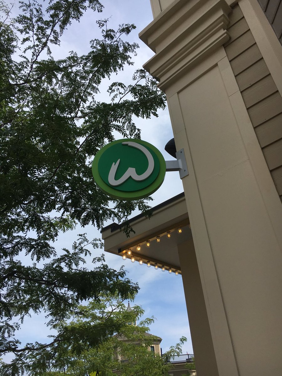 featherknits's tweet photo. Birthday lunch @Wahlburgers 🎂🍔 https://t.co/cPl2sbmeda