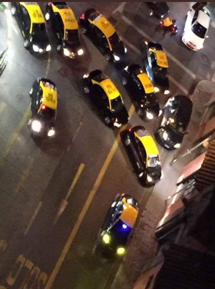 Taxistas confunden y acorralan a un padre que fue a buscar a su hija a un pub con un Uber. Esto ocurre todas las noches en Santiago. El padre tuvo q enseñar su carnet y el de su hija para q no le hicieran nada. Es q los taxistas están por sobre la ley?

Fuente: Rev. Tierra Bella