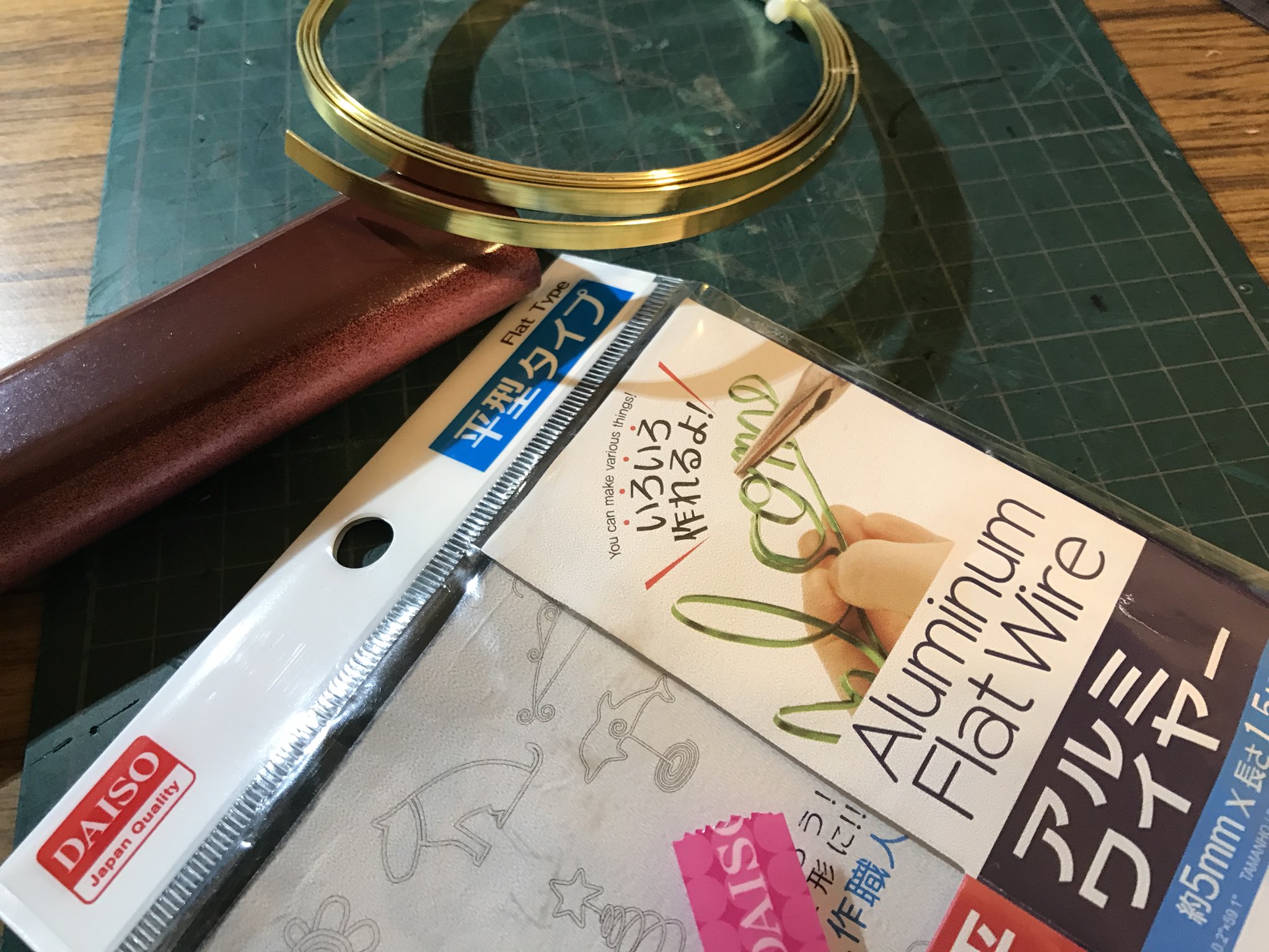 マクシ 鬼滅の刃 炭治郎の日輪刀 完成 金色のパーツはダイソーの平型アルミワイヤーと 100均のベルトについていた金色の丸い留め具を両面テープや接着剤で固定しています 花の模様はセリアに売っていた100均の金色のシールです 現在は見当たらず