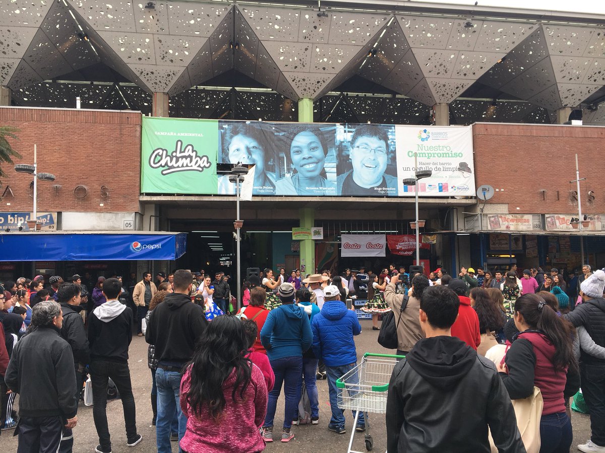 Seguimos bailando en el Mercado Tirso de Molina, dando inicio a la Semana del Folclor 2018 en Recoleta 🌸 Este es un esfuerzo conjunto de <a href="/Muni_Recoleta/">Municipalidad de Recoleta</a> <a href="/CulturaRecoleta/">Cultura Recoleta</a> Escuela Abierta y la Unión Comunal de Folclor de Recoleta 👏🏾