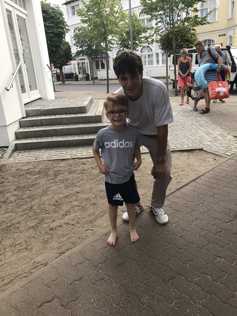 Nici313nici13's tweet photo. @Wincent_Weiss ...vielen Dank,dass du dir Zeit genommen hast...!!!...du hast ihn sehr glücklich gemacht...!!! #wincentweiss #anWunder #Binz https://t.co/cTGQ7BfmAW