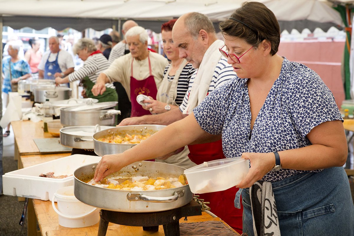 BSensamat's tweet photo. La #Fête de la Mer bat son plein à @saintjeandeluz au #paysbasque avec le traditionnel concours de #ttoro qui fait saliver petits et grands. https://t.co/am0tOXi4uS