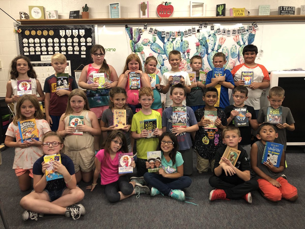 Yesterday we walked in to books on our desks given to us by our sponsors! From Kansas, Illinois, Minnesota, New Jersey...etc.! THANK YOU! 📚