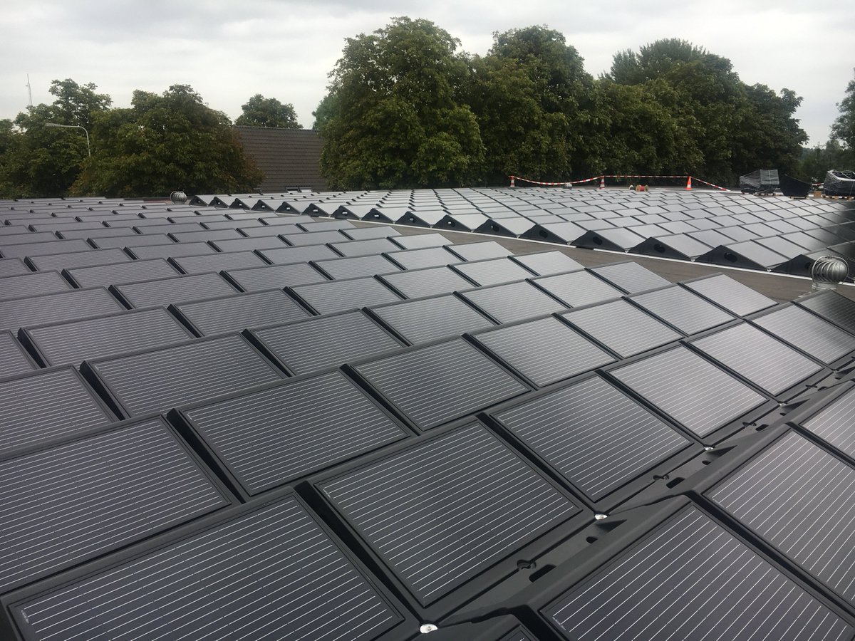 RolfHuib's tweet photo. Fase 2 van het #compactsolar #zonnesysteem voor de PWA Manege in #Amsterdam is klaar. De Magna module bestaat uit kleine 120Wp panelen die worden verlijmd op platte daken. Met 8kg/m2 het lichtste PV systeem op de markt. Ideaal voor daken met een lage draaglast. Wordt vervolgd. https://t.co/teOtOYV5bg