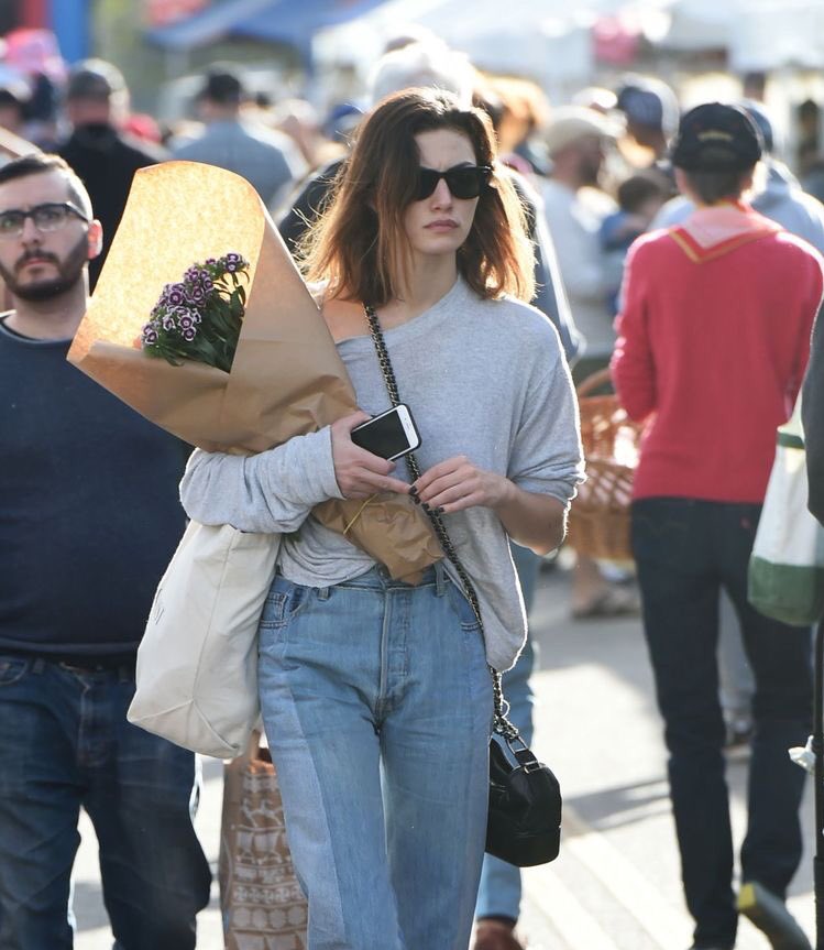 thatssohaute's tweet photo. mood: phoebe tonkin carrying flowers while looking depressed and annoyed https://t.co/E04Xku874D