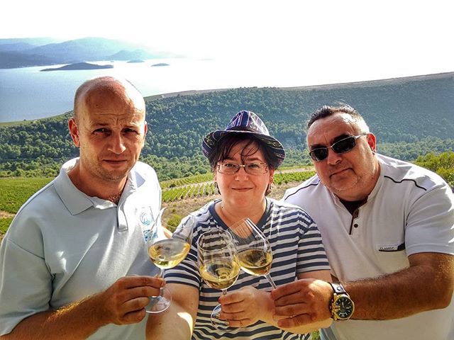 GETreport's tweet photo. Uživancija u vinariji s najljepšim pogledom, uz čašu pošipa u ruci..🍷🌅🌄
G.E.T.-ova lutanja vol.16
Stanica br. 7: vinarija Rizman
#Rizman #posip #GETlutanja #GETreport #traveler #winetraveler #winelover #lifelover #foodie #thatwayoflife #lovemyjob #sa… https://t.co/5YlapBh381 https://t.co/m5vREk1RVT