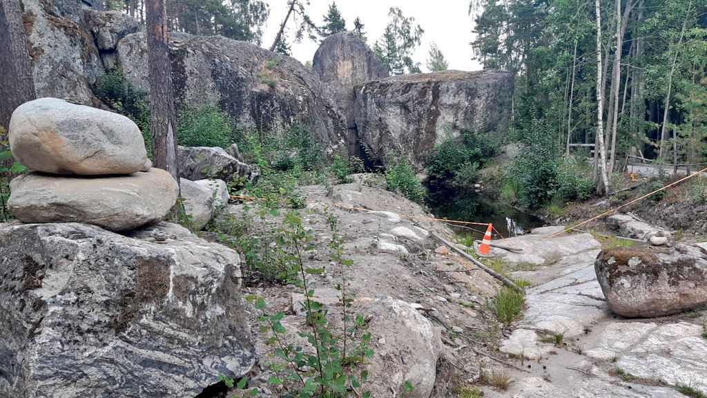 JyriKomulainen's tweet photo. Olen kummassa paikassa. Kallion uumenissa pitäisi olla Lemminkäisen temppeli. #IorBock #LemminkäisenTemppeli #Sipoo https://t.co/SC6A3ol9Ev