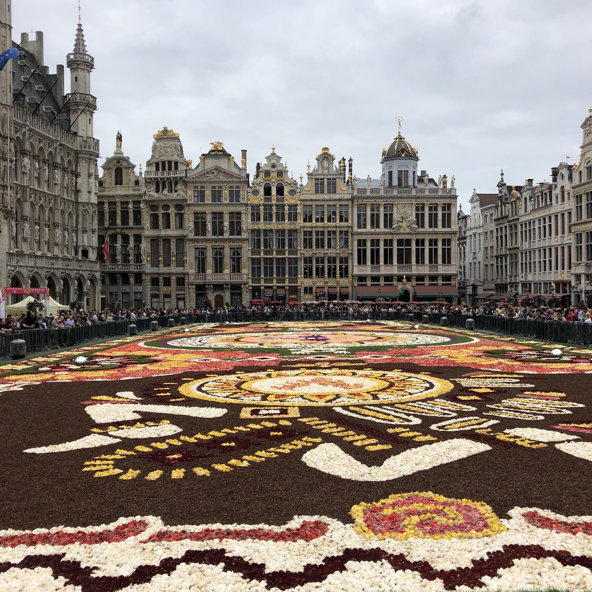 This year’s design pays homage to #Mexico. Tapis de fleurs 2018, #Brussels #carpetofflowers #explorebrussels #flowers #travel #flowerpower #flowerpower🌸 #tapisdefleurs #tapisdefleurs2018 
#tapisdefleurs2018💐🌸💮🏵🌹🥀🌺🌻🌼🌷