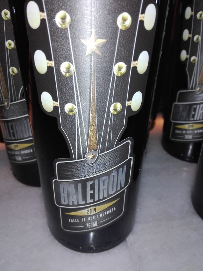GuadaFabulosa's tweet photo. Gran noche para presentar un Gran vino 🍷 El #GranBaleiron de @JuanchiBaleiron por @MarcePelleriti es un blend 💣 para tomar ya y guardar un rato. Felicitaciones y gracias!! #Malbecaster #PelleritiWines 🍷🍷 #TheOligarcs 🎸 https://t.co/WZfUSwFLCW