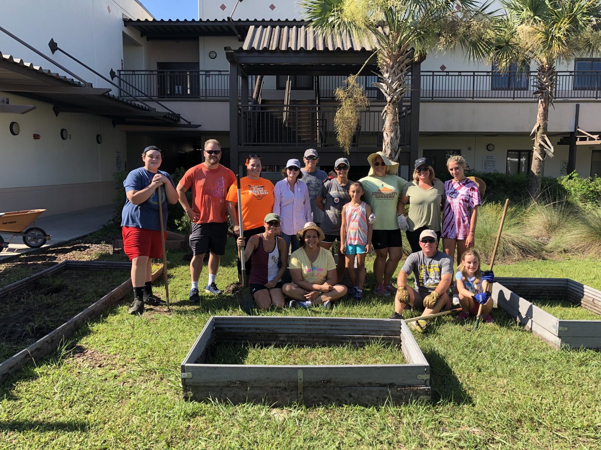 Thank you to @TTFarm2School and our <a href="/TurnerBartelsK8/">Turner/Bartels K8</a> volunteers for helping us move the garden today! Heat and good times! ☀️