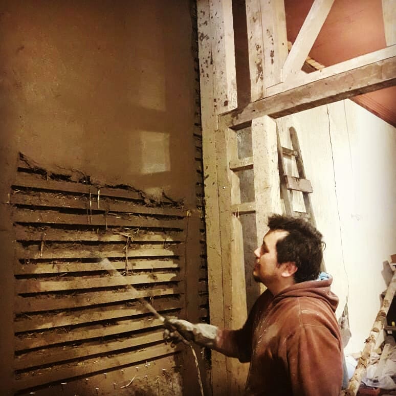 AdobeTierra's tweet photo. Semana de #Revoquesgruesos en la casa de Quinta Normal, un gran trabajo de terminaciones para luego instalar la ultima capa de #enlucidos #arquitecturaentierra #construccionnatural #revoques #arcilla #oficiosdelatierra https://t.co/6EZY7vHvk3