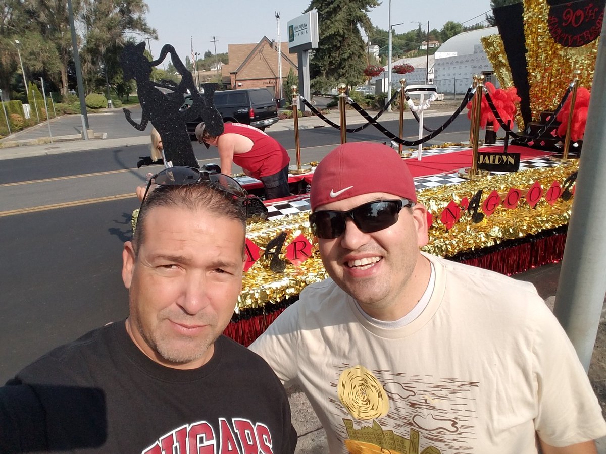 LMSprincipals's tweet image. Just hanging out by the floats before the @LentilFest with the legend @cbrandonchapman  #judgin