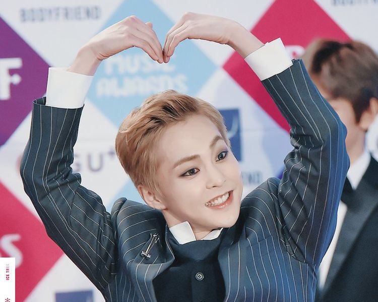 minshooked's tweet photo. Minseok giving us more proof angels are real, he’s so kind :’) https://t.co/CJevUoOj9m