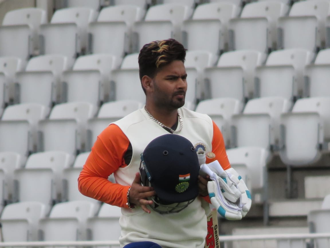BCCI's tweet photo. He got his Test cap in the morning and now becomes the first Indian batsman to open his account with a six!

Oh hello @RishabPant777!

#ENGvIND https://t.co/DhU9EF1fMb