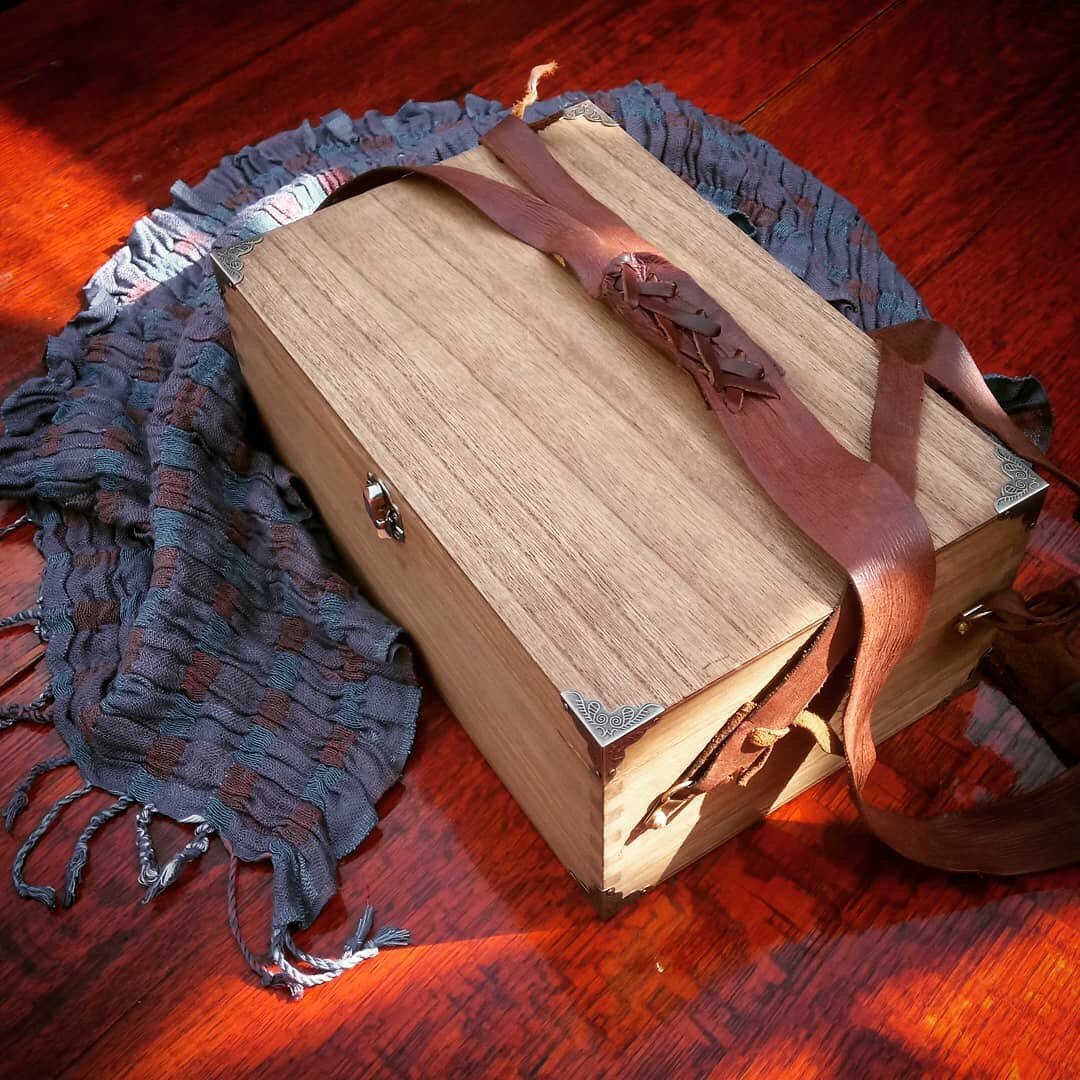 burnleyfest's tweet image. Any #towpathexplorers joining #theweaversquest next weekend should look out for Peggy Moor with Grandma’s Bobbin Box. She&apos;s a wise old weaver, always happy to help but, possibly not always helpful...

#burnleycanalfest #augustbankholiday
#BrilliantBurnley @teamMPA 
#THOMPSONSYARD