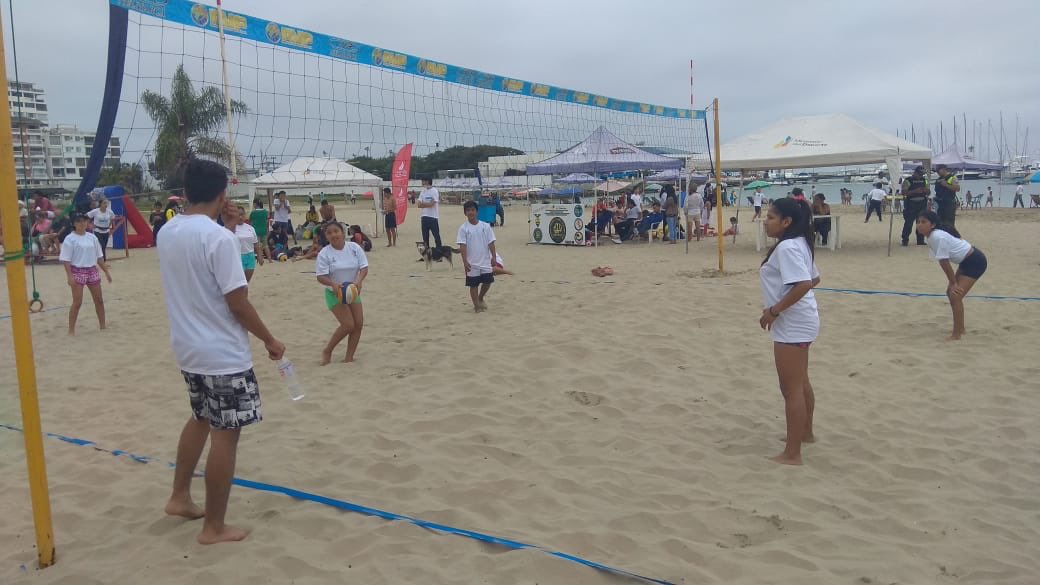 fedesantaelena's tweet photo. Presidente #FEDESE @JoseRodrguezMu1 dió la bienvenida a la Secretaria del Deporte @ASotomayorEcu durante la activación de Ecuador Playero 2018 en las Playas de Salinas, donde se están desarrollando deportes de playa y juegos recreativos https://t.co/bsRzAcy5gp