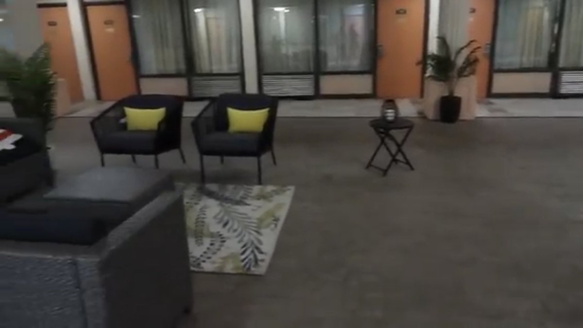 MandyLou_43's tweet photo. @itshaileyreese ok who is that?! I see you and your mother but is that a child or a plant that I can’t see? Lol I hope it’s a plant! https://t.co/oEQeCN6mK0