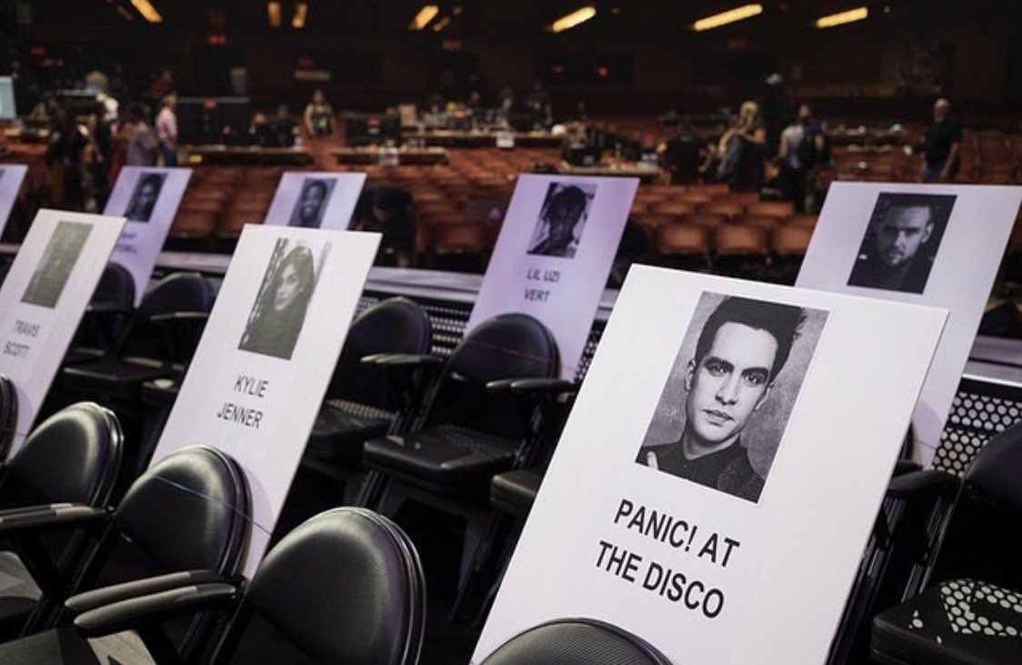panicupdating's tweet photo. Brendon’s seat at the VMA’s! https://t.co/MSZxfvXKLi