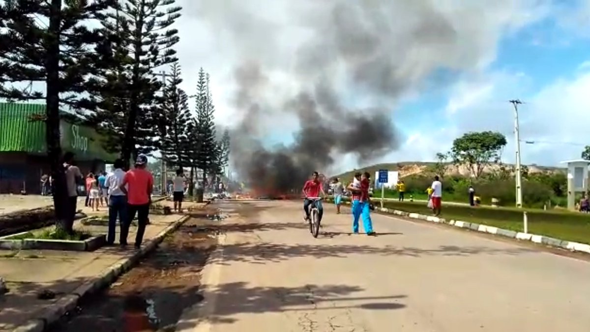 GEDV86's tweet image. 1. #18Ago Reportan distribuios en la localidad de #Pacaraima, en el estado Roraima de #Brasil. Los locales arremetieron contra los venezolanos que vivían en la calle luego que la tarde del viernes 4 &quot;venecos&quot; robaran a un viejo comerciante de la zona y lo hicieran de gravedad