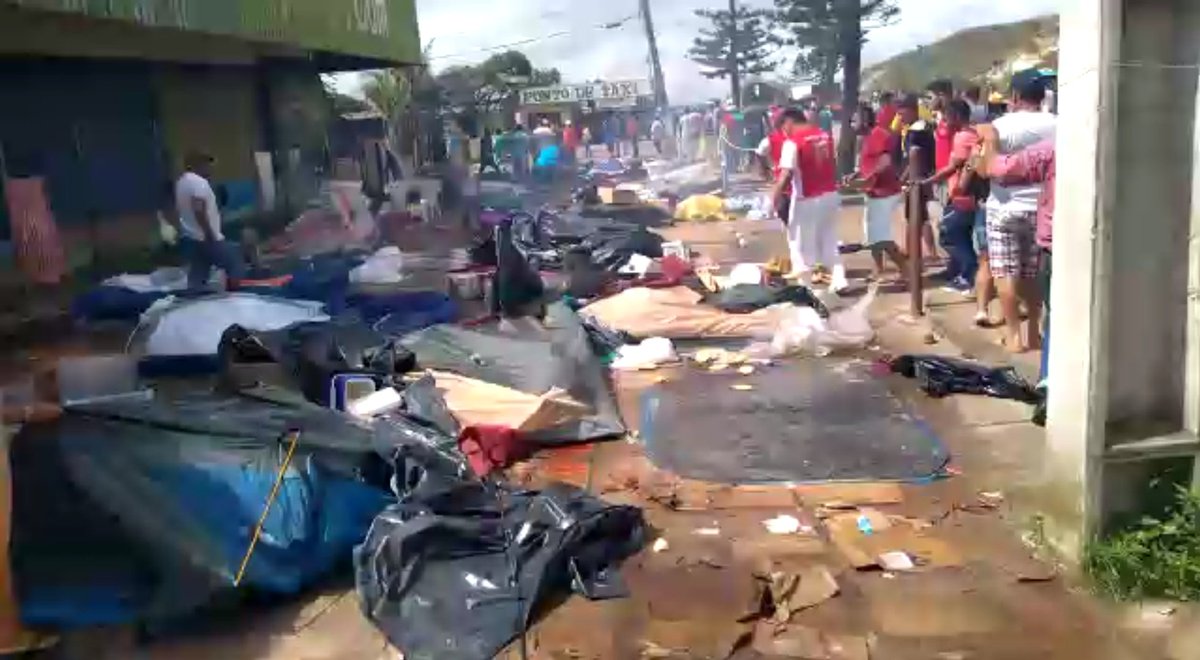 GEDV86's tweet image. 1. #18Ago Reportan distribuios en la localidad de #Pacaraima, en el estado Roraima de #Brasil. Los locales arremetieron contra los venezolanos que vivían en la calle luego que la tarde del viernes 4 &quot;venecos&quot; robaran a un viejo comerciante de la zona y lo hicieran de gravedad