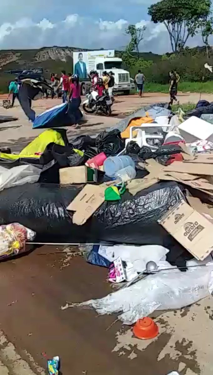 GEDV86's tweet image. 1. #18Ago Reportan distribuios en la localidad de #Pacaraima, en el estado Roraima de #Brasil. Los locales arremetieron contra los venezolanos que vivían en la calle luego que la tarde del viernes 4 &quot;venecos&quot; robaran a un viejo comerciante de la zona y lo hicieran de gravedad