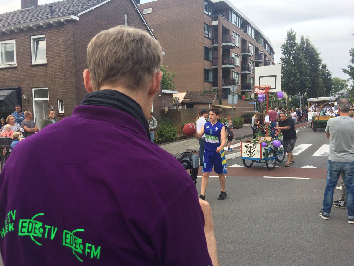 De crew van Omroep Ede in actie. Heideweek 2018! https://t.co/EupsFDxqmp