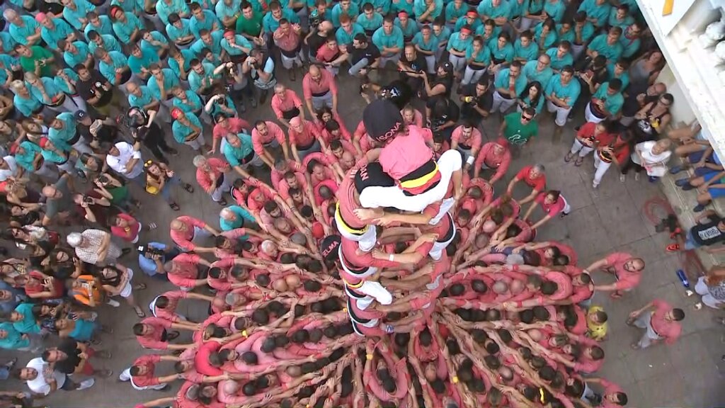 3CatInfo's tweet photo. La @collavella brilla a l'aniversari dels @Verds amb el segon 2 de 8 net de la seva història https://t.co/KftEXUYL4f #castellers https://t.co/aaDSLjFPdR