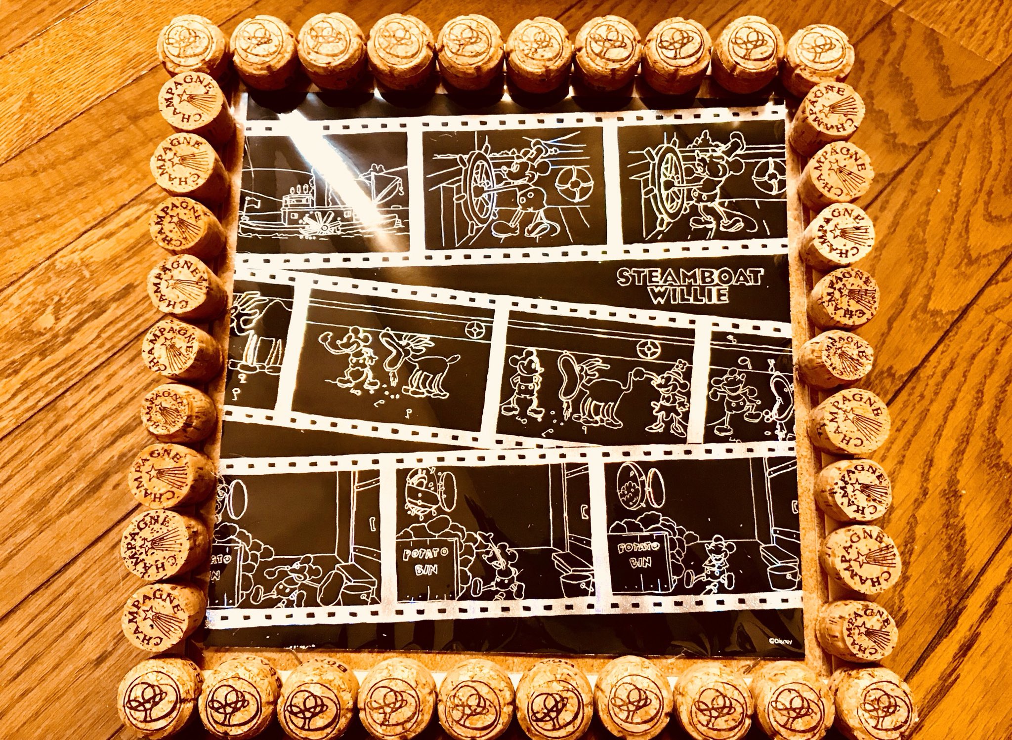 眠るくん On Twitter スクラッチアート完成したけど丁度いい額縁がなかったから 百均の材料と家にあった手芸の材料で作ってみた٩ ۶ 材料 コルクボード ダイソー クリアポケット ダイソー シャンパンのコルク栓 スクラッチアート