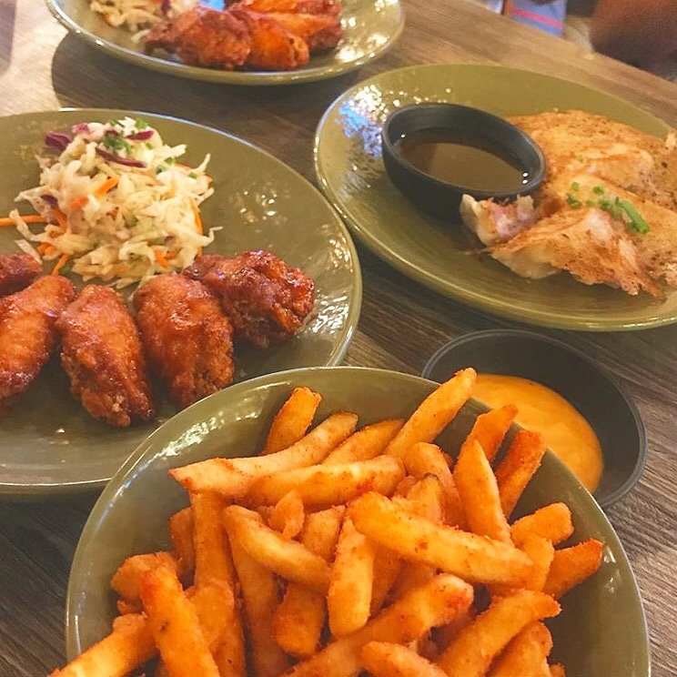bulgogiboxclt's tweet photo. Buy a cocktail & pick your favorite wings, fries, or potstickers for 1/2 the price. Bloody Marys & Mimosas are also $5 all weekend!
#korean #charlotte #nc #food #drinks #drinkspecials #clt #uptowncharlotte #southendclt #mimoas #restaurants #bloodymarys #weekend #appetizers https://t.co/yQkMd3zeyi