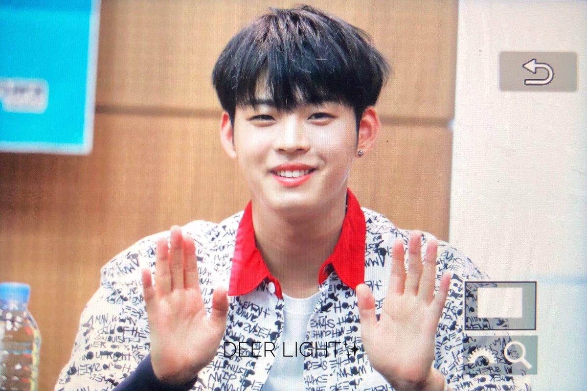 DEERLIGHT_hj's tweet photo. 180818 #세젤남효지니 @WM_ONOFF

앞니 뾱 귀여움도 뾱 😲

#온앤오프 #ONF #ONOFF #オンエンオフ #おねのぷ #김효진 #효진 #HYOJIN #ヒョジン #디어라잇 https://t.co/kjWTruL224