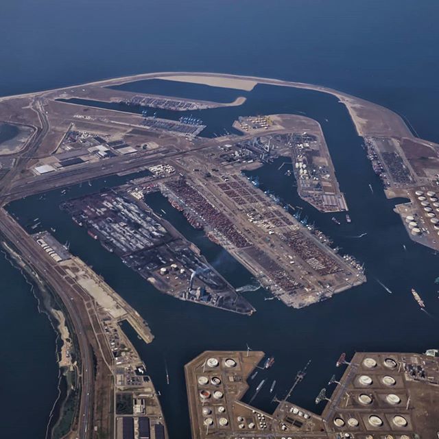 Rotterdam harbour a view from the airplane.
#travelingsmith #wesocialengage #instatrip  #wanderlust #holiday #thebestshooter #natgeoru #fantasticview #exploringtheglobe #photograph #naturephotography #thebest #nomad #nationalgeographic #photowall #worldp… ift.tt/2wauxRZ