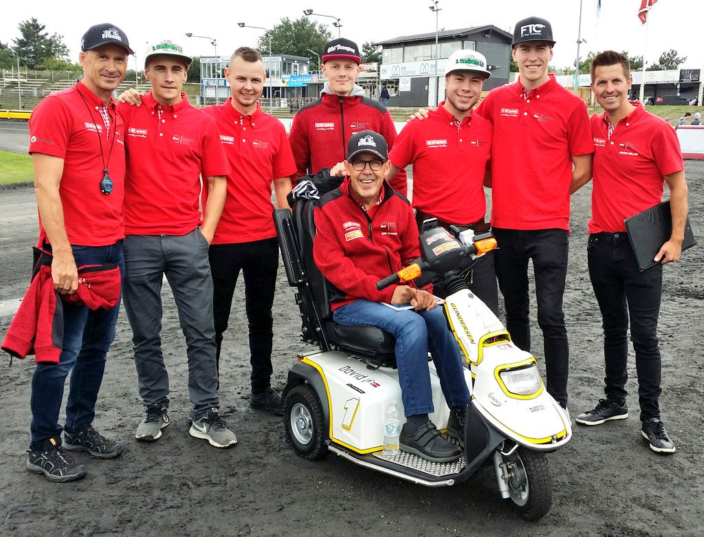dmusport's tweet photo. .@FIM_live 
U21 VM HOLD FINALE OUTRUP
@nielsenspeedway Hans Nielsen
&amp; Andreas Lyager
&amp; Christian Thaysen
@PHRACING124 Patrick Hansen
&amp; Jonas Seifert-Salk
@JakobsenRacing Frederik Jak.
@moller_racing Henrik Møller
@Mrsg333 Erik Gundersen
copyright: sportxpress https://t.co/uTGiiEYSrx
