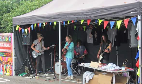 Team MOBS at <a href="/Tesco/">Tesco</a> #Braunton thanks to everyone who came to see us 😀🌊🏄🌊
Great music from Amy Newton and friends from <a href="/SauntonStudios/">Saunton Road Studios</a> 👌