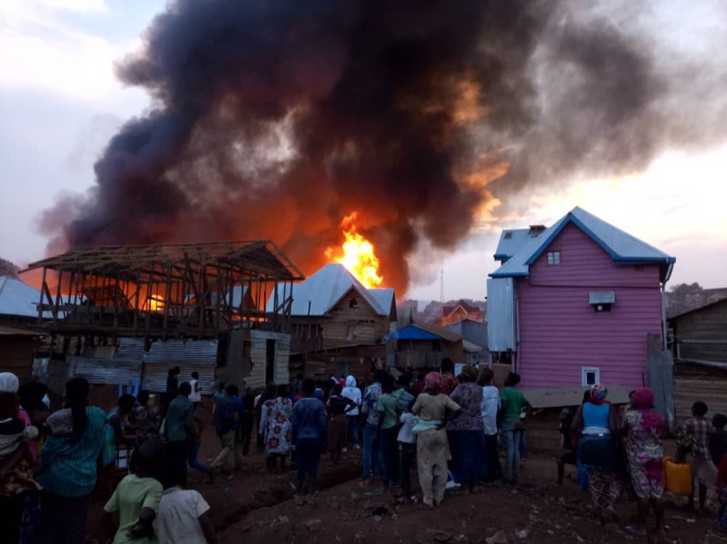 MAPYFLAP's tweet photo. Depuis mars 2018 à ce jour, plus des 600 maisons ont étaient incendiées à Bukavu par des inconnus, des pertes matériels et humaines incalculable, à ce jour aucun rapport d'enquête de la part des autorités ! @AfricaTopTweet @EPOlengha @leParrainRDC @MichaelTshi @MuntuMosi https://t.co/BqcxkXCPn3