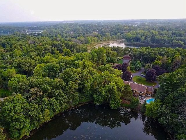 🦌🎉As I continue to travel from city to city, I depend on my friends more than they may know. It is rare we are all in the same place but this weekend I get to celebrate one of my best friend’s engagement. Congrats and good luck @deardeevs! 😜
•
•
•
#drone #dronephotograph…