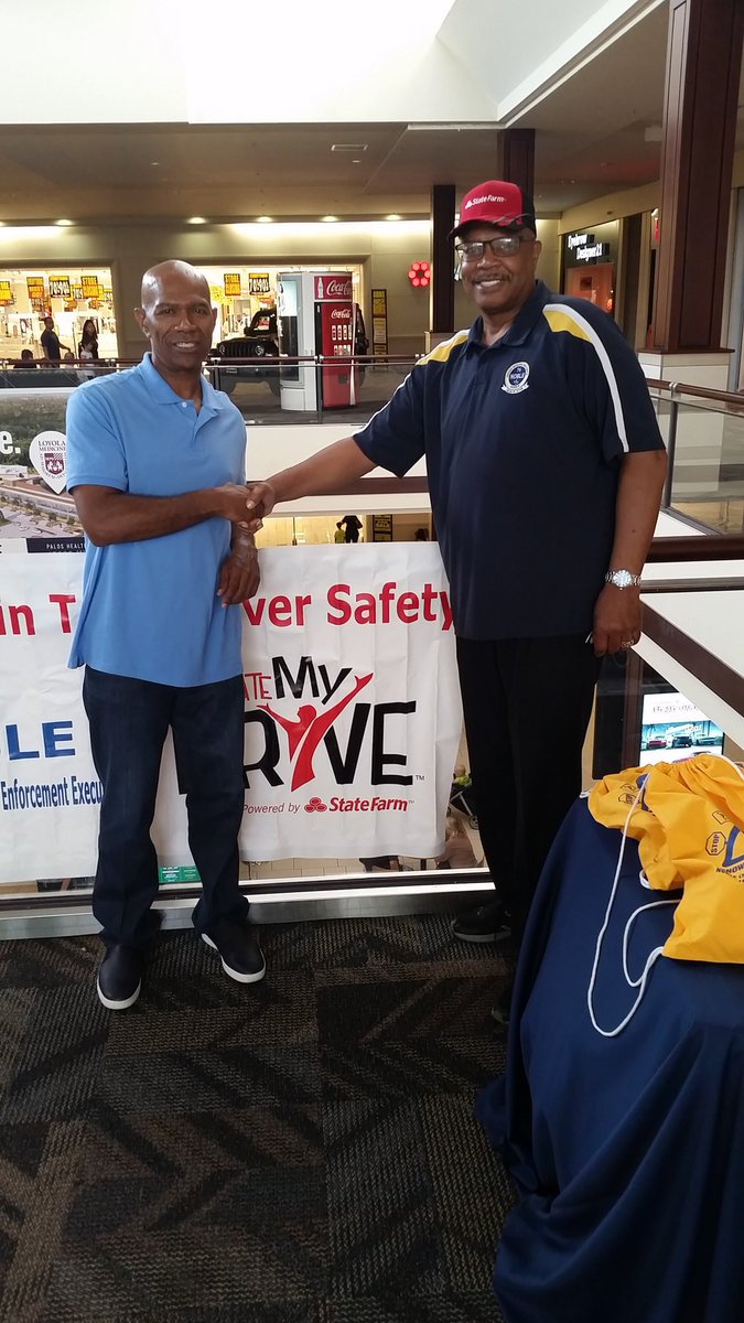 Here today for Parade of Squads we have Chief Eugene Williams from NOBLE and  Agent Ray Adkins III from State Farm!!

#paradeofsquads #noble #statefarm #noblechimetro #teentrafficsafety #donttextndrive #orlandsquaremall #eyesontheroad