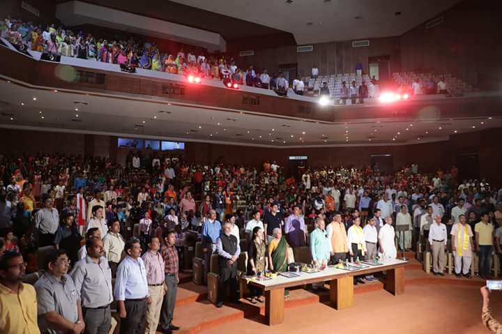 SelflessForHelp's tweet photo. About 800 kids from various kachhi bastis of #Jaipur sang together our national song #VandeMatram showing true colors of #Patriotism and thus, created a sensation of its own kind.🇮🇳
#IndependenceDay2018 
#IndependenceDayIndia https://t.co/1nCBZL9JC3