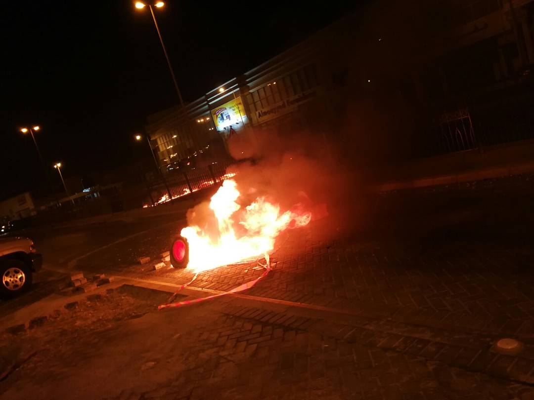 AthariNews's tweet photo. #عذاري :: لقطات من قطع الشباب الثوري شارع #خط_النار فجر يوم تضامناً مع #الأستاذ_حسن_مشيمع وبراءةٌ من الظغاة والمستكبرين https://t.co/Y4e6J6qjDn