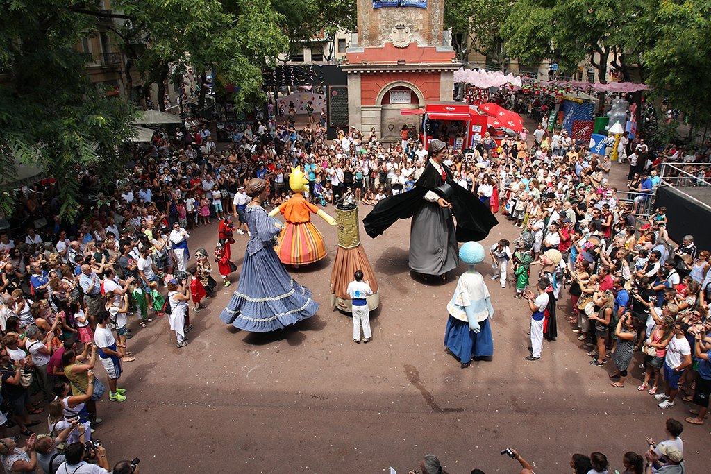 Bcn_Gracia's tweet photo. Demà els #gegants de #Gràcia ballaran de nou a la #plVila a les 11 h i després sortiran en cercavila pels carrers Penedès, Puigmartí, Torrijos, Ramón y Cajal, pl. Revolució, Verdi, Perla, Torrijos fins a la pl. Virreina. @Cultupopularbcn @festagracia @GegantsdeGracia @cccpg https://t.co/mm3z63By00