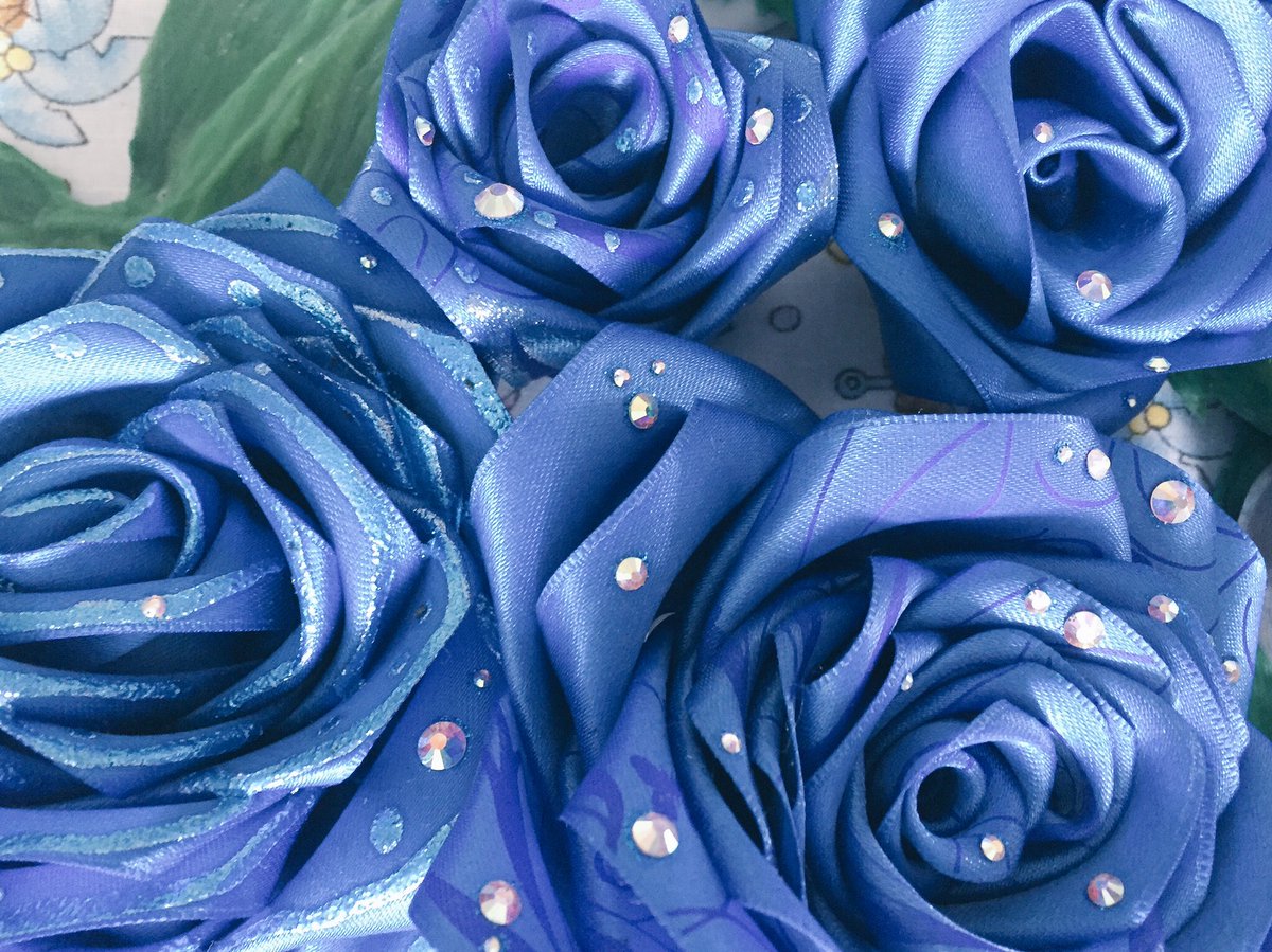 Pumpkin_Parade's tweet photo. Some steps how to make the roses.
They look sooo beautiful!
🌹❤︎( ´∀`)❤︎🌹
#glitziglitzi #wcspreliminaries #WCSprelims #dgrayman #dgraymancosplay #milleniumearl #roses #blueroses https://t.co/xuYwYwAzg6